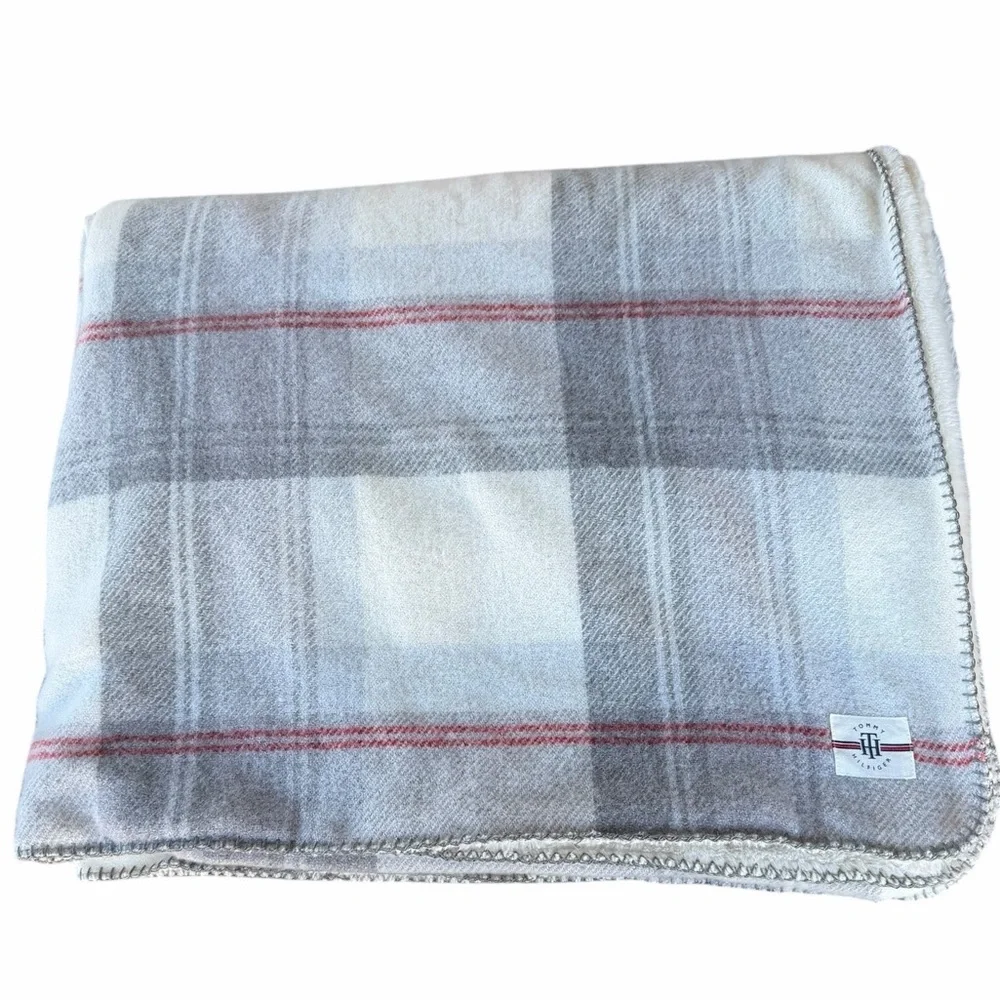 Tommy Hilfiger Faux Cashmere Plush Throw Blanket Plaid Gray Cream Red 50x70 GUC
